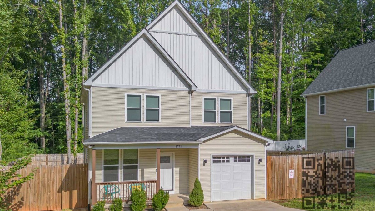 Paw Creek House | New Listing! Sleeps 11~Hot Tub~Fenced In Backyard