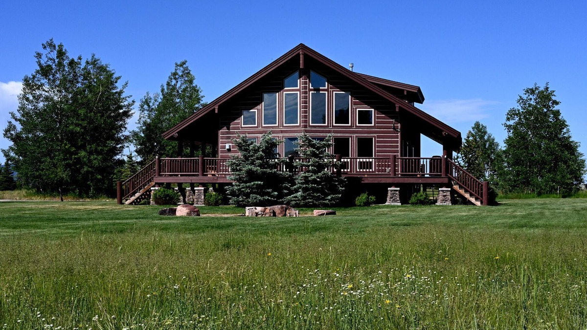 Island Park Cabin | *New Listing* | Sleeps 17 | 6 Bed 4 Bath | Water Access