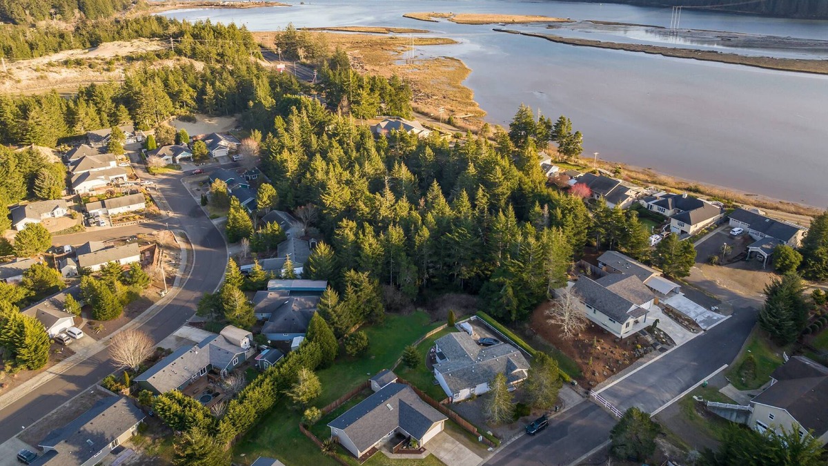 Florence House | New Listing! Wonderful centrally located Florence home. Close to town, dunes, lakes, river and ocean