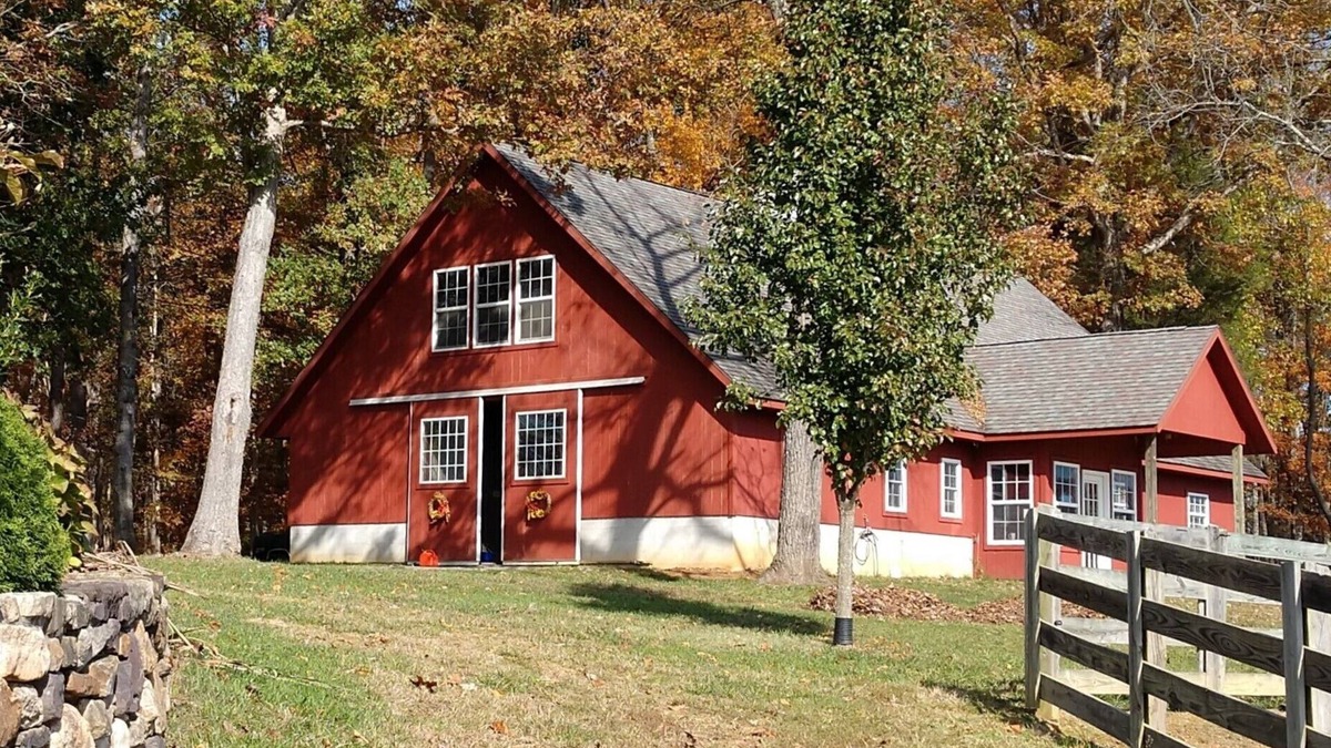 Lexington Apartment | New loft apartment in a working horse barn. Minutes from Lexington and the VHC.