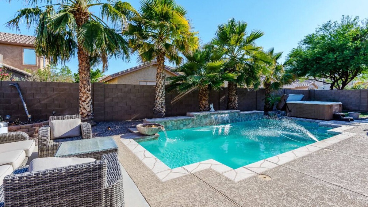 Sanalina House | NEW LOWER RATES Heated Pool*SPACIOUS 3 FULL BATHS *8BEDS* HOT TUB* FIREPIT*