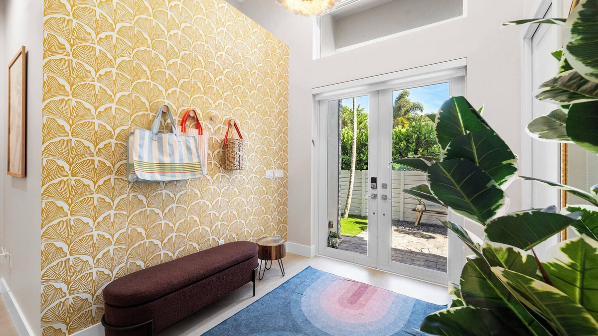 Poinsettia Heights Hotel | New + Lux Close to everything! Gym and Pool 5 Bedrooms!