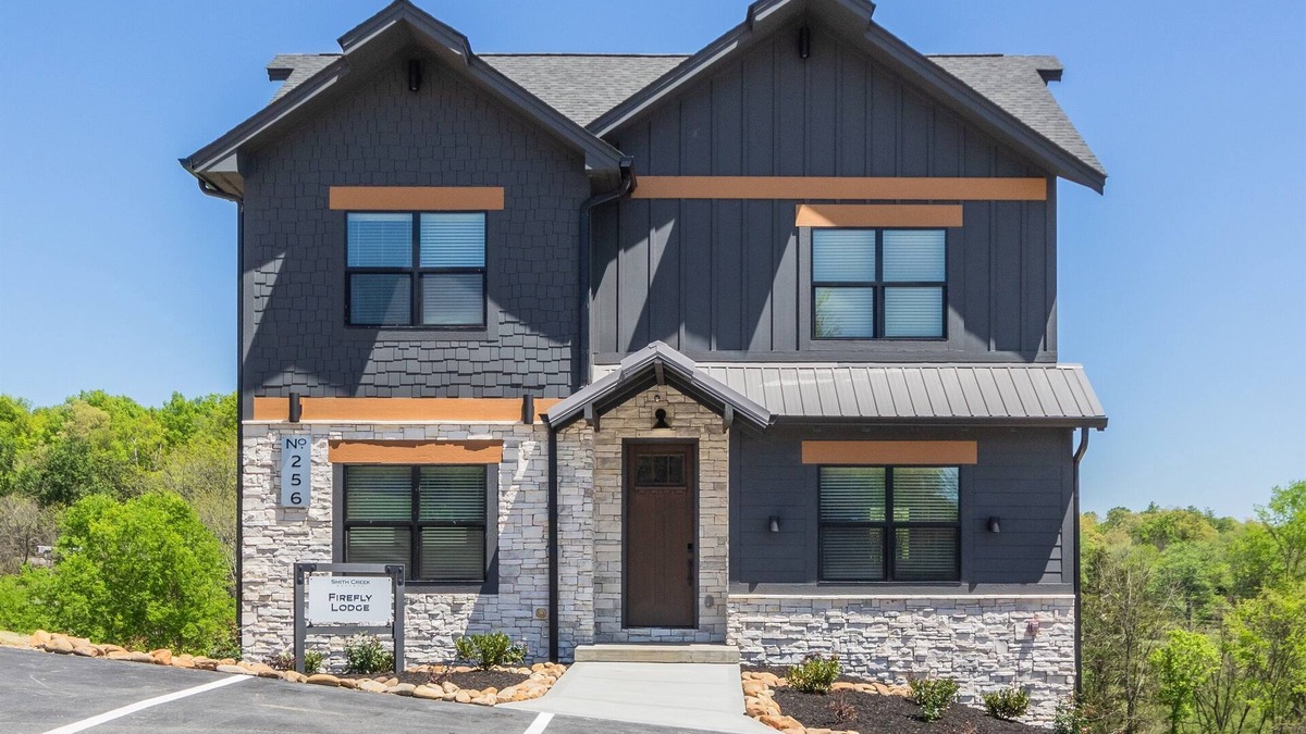 Gatlinburg - Pigeon Forge Cabin | NEW LUX LODGE,Pool,View,PKWY 1 mi,sleeps 18,GAMES!