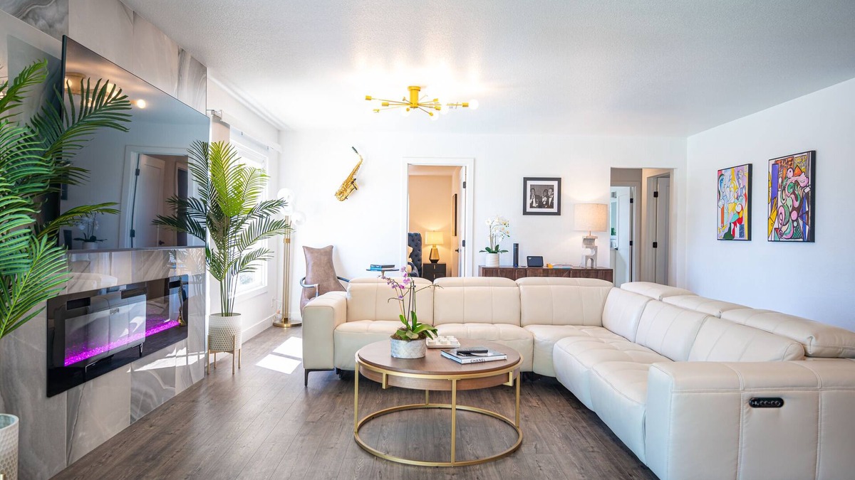 Las Vegas House | NEW‼️LUX SPACIOUS HOME-POOL/5 MIN TO STRIP/GOURMET KITCHEN/BUSINESS CENTER