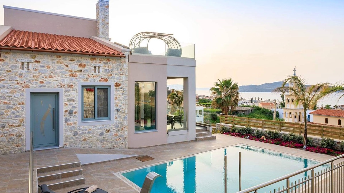 Kato Stalos Villa | New Lux Villa ★ 200m to beach/restaurant ★ Prv Heated Pool ★ Playground ★ Lift ★ SeaView