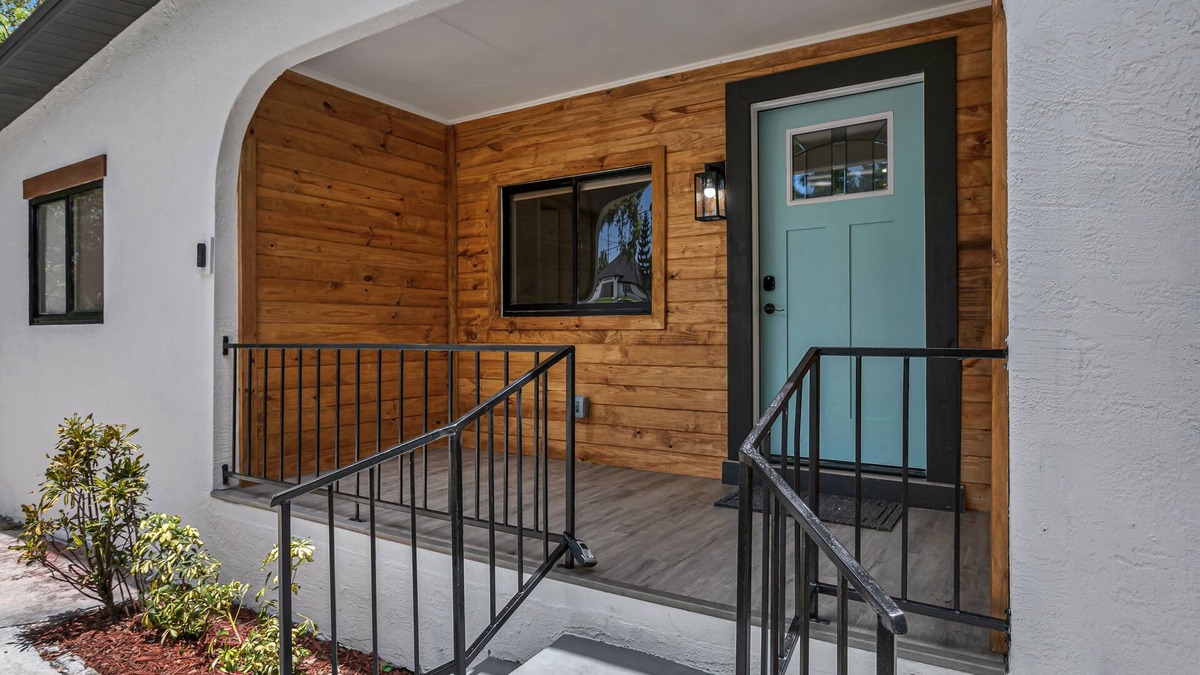 Tampa House | NEW! Luxurious HOT TUB 4 BR Home Central location BUCCS Stadium Downtown Beaches