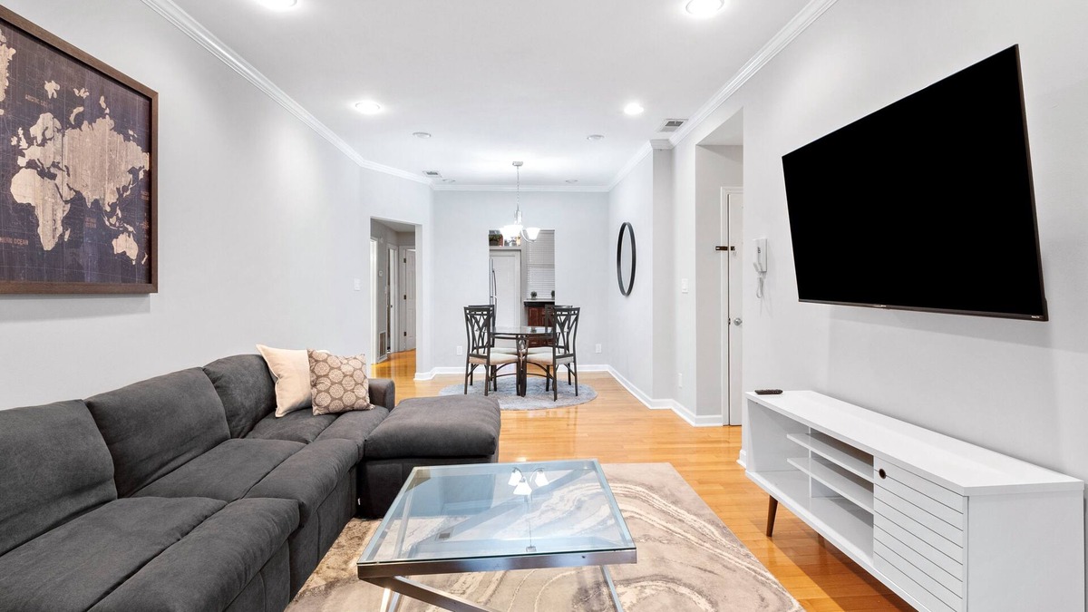 DeBaliviere Place Apartment | New! Luxurious King Bed Suite Near Wash-U