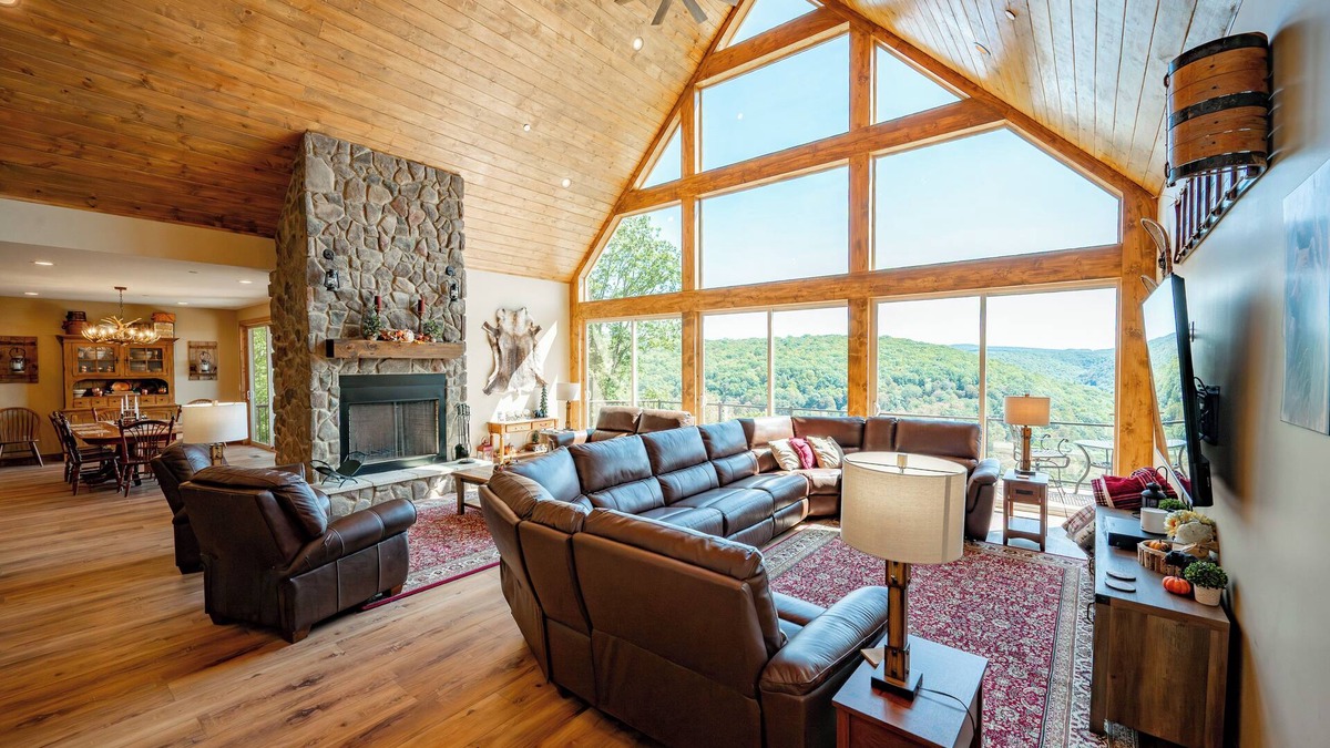 Friendsville House | New! Luxurious Mountain Getaway w/Hot Tub