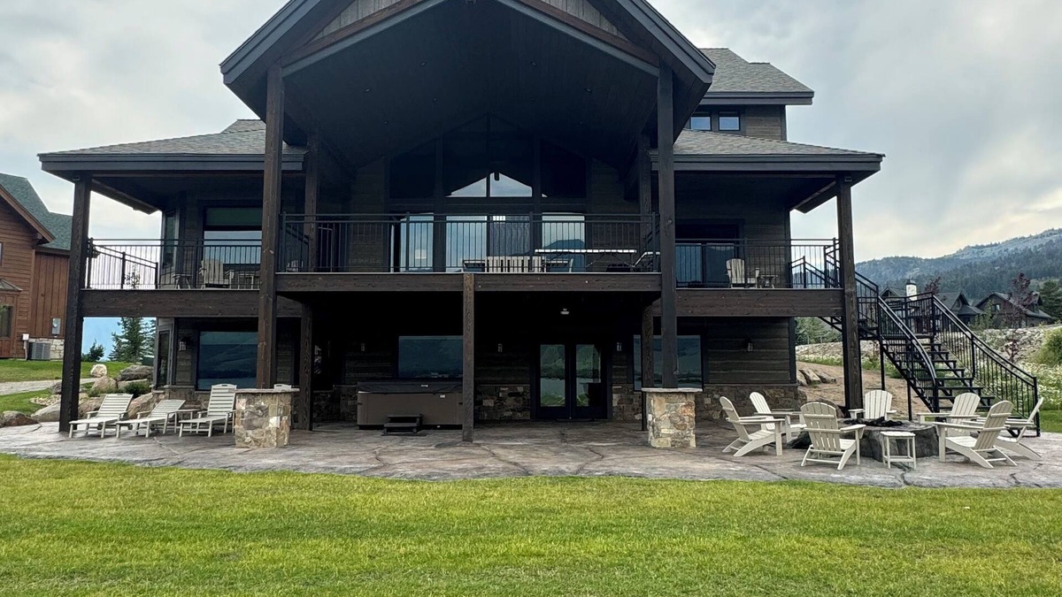 Island Park Cabin | New Luxurious waterfront cabin on Henry's Lake. 26 minutes to West Yellowstone