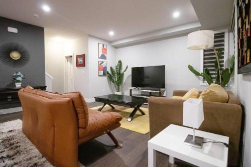 London Apartment | New! Luxury! 3 Bdrm / 3Bed/2.5 Bath North London