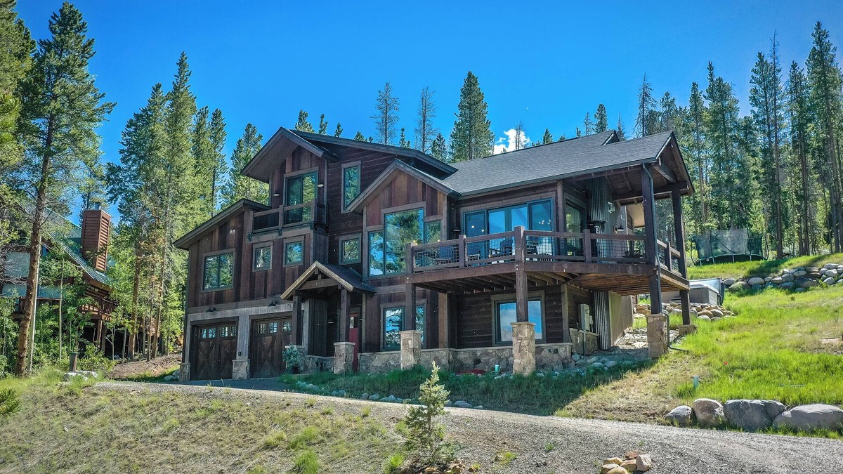 Forest Hills House | NEW luxury 4 Bedroom Home with spectacular views