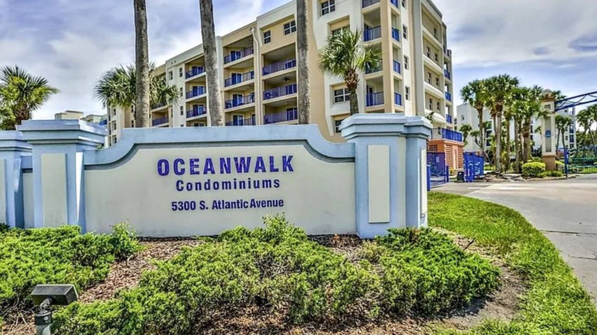New Smyrna Beach Condo | New luxury Beach Condo“Casa del Mar” Walk to beach, resort style amenities