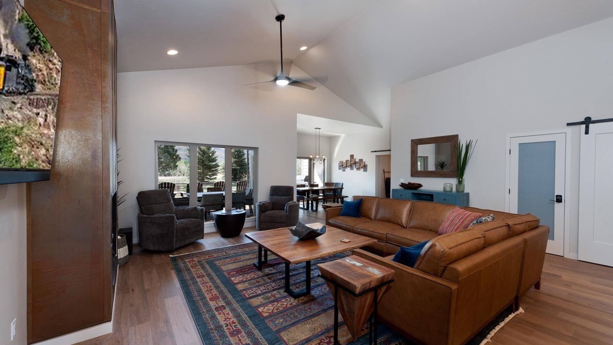 Trimble House | New Luxury Home 12 min. to Durango - AC - Hot Tub/Game Room - Mtn. Views