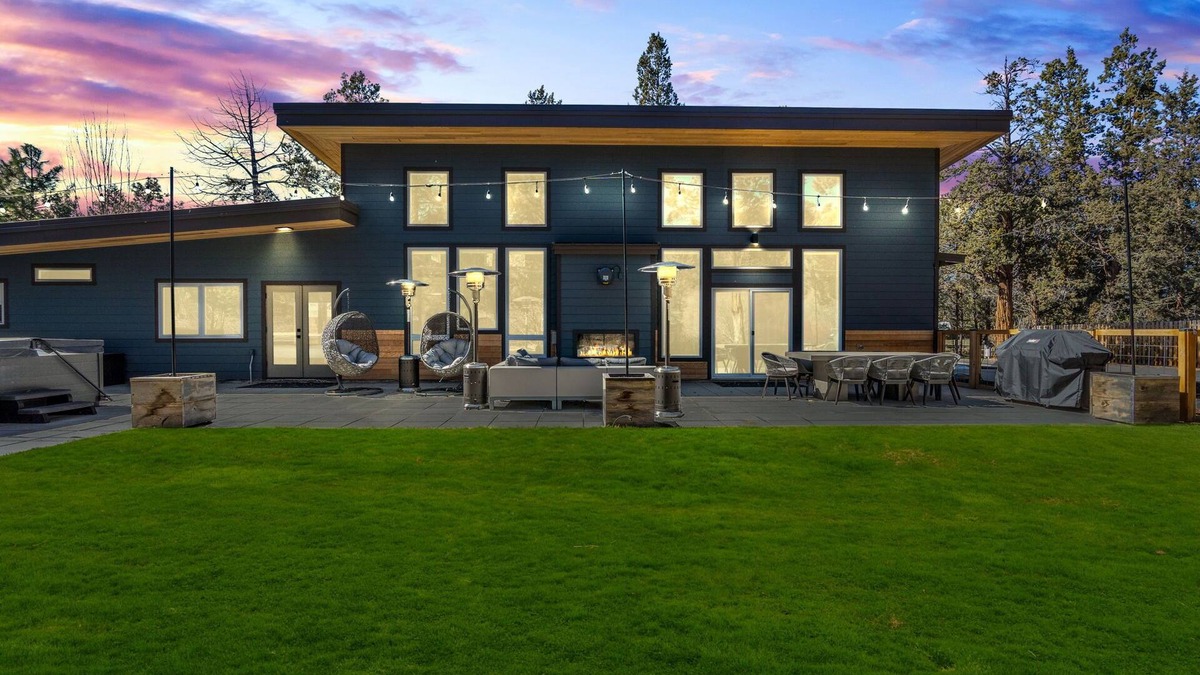 Tumalo House | New! Luxury Home ~River View/Access~Hot Tub~Fireplace~Brand New Furnishings!