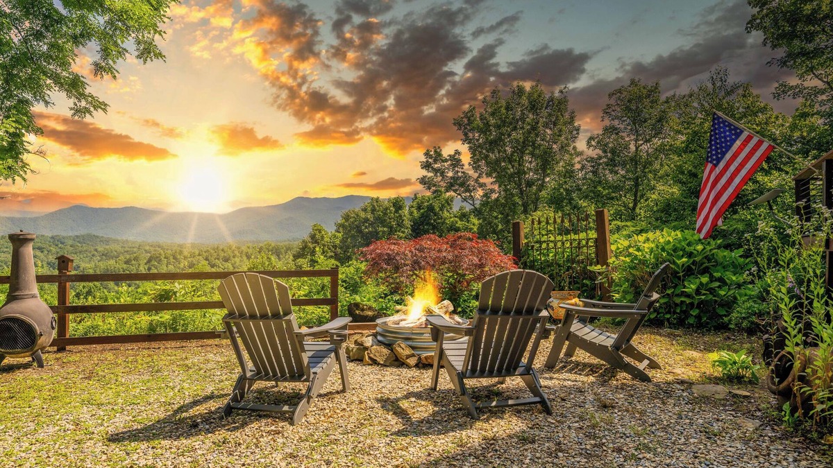 Robbinsville Cabin | NEW! Luxury Nantahala Cabin with Mtn Views, SoakTub, Fire Pit