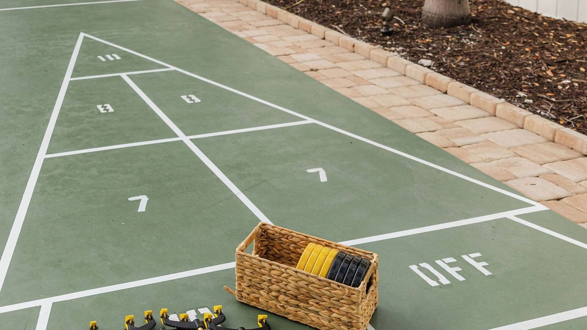 Bellevue Terrace House | New Luxury Stay. Backyard Games. Near Siesta Key.