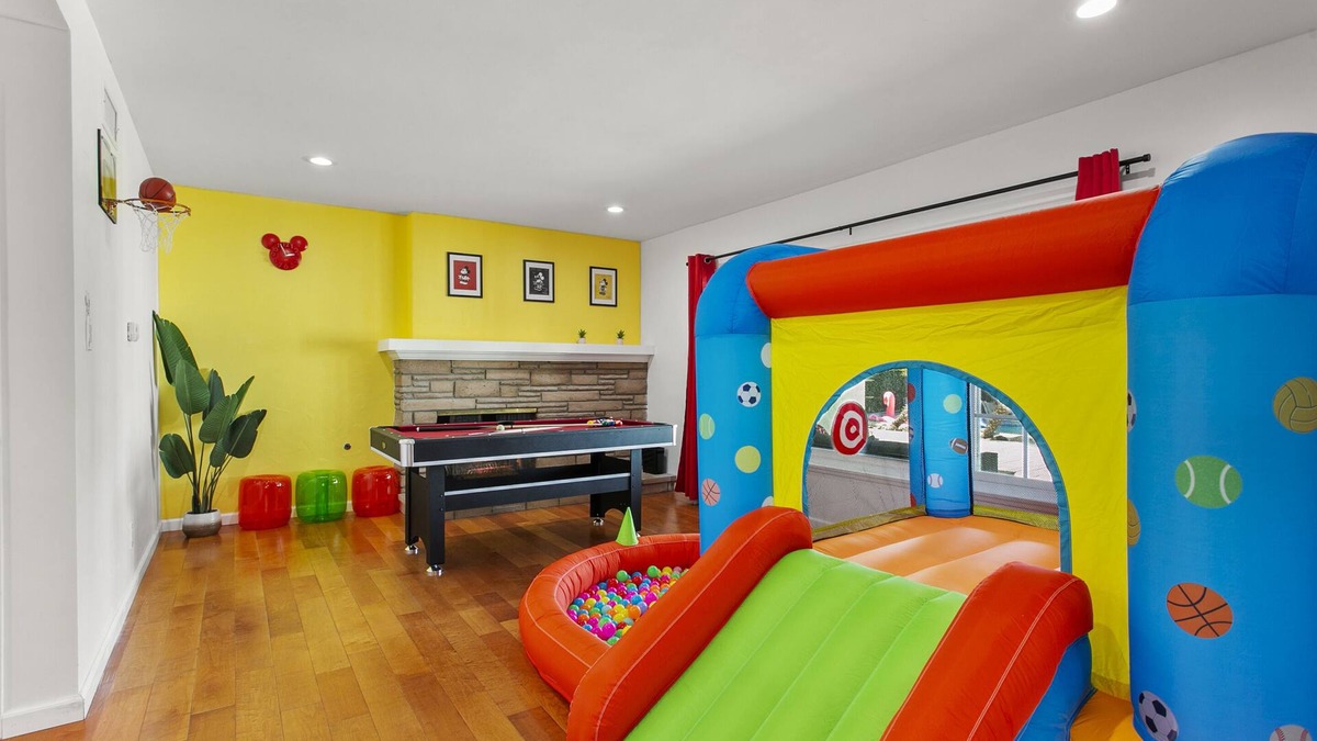 Northwest Anaheim House | NEW Magical Family Fun! 10 Mins to Disneyland, Private Pool/Bounce House!