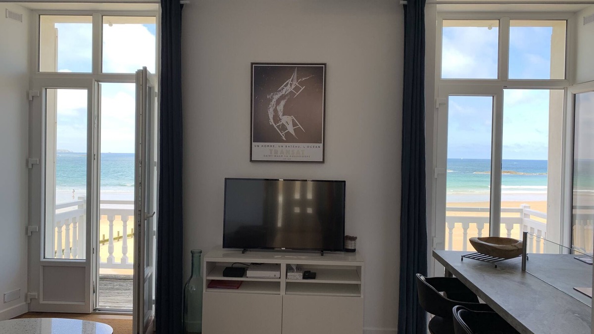 Parame Apartment | NEW! Magnificent SEA view . Superb apartment (3 *) renovated feet in the water