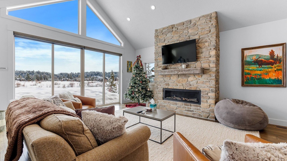 McCall House | New - Meadowbright VIsta - Large driveway - Clubhouse with pool & hot tub - River - Luxury