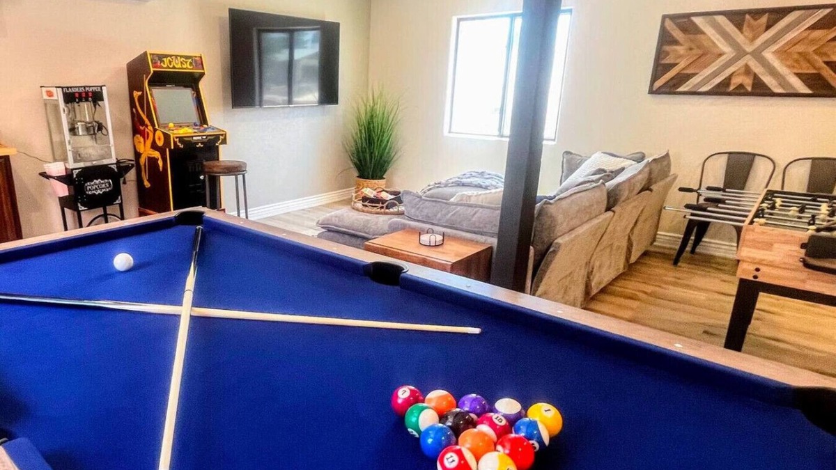 Page House | NEW! MiniGolf–PoolTable–FirePit–BBQ–Arcade–Bocce