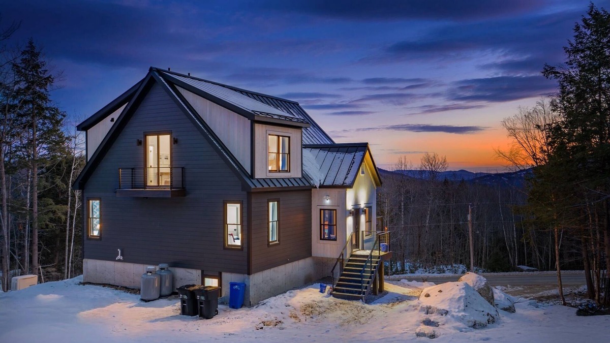 Sunday River Area Ski Chalet | New.Minutes from Slopes.Firepit.2-Fireplaces.Hot Tub.Sauna.Rec Room.Bunk Room
