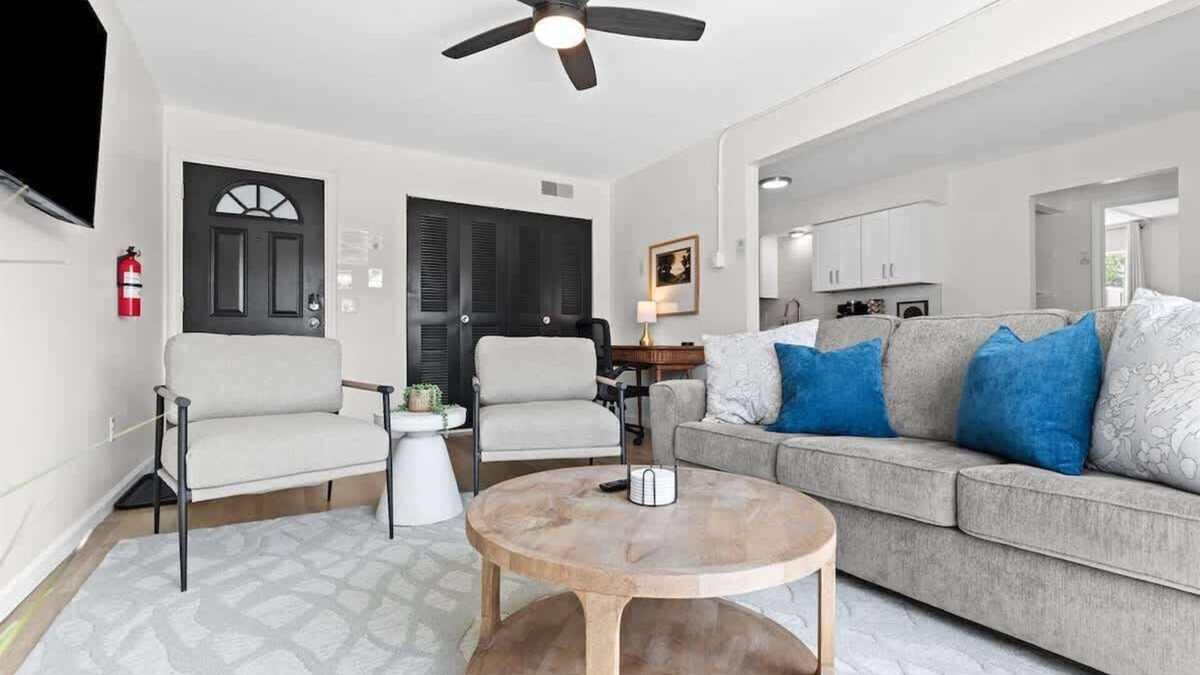 Royal Oak Apartment | New! Modern 1BR Corner Flat | Central in Royal Oak