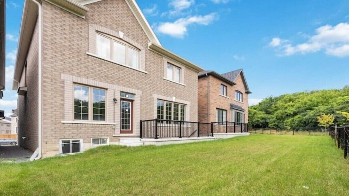 Whitby Apartment | New Modern 2BR, Back Garden: Near Plazas, River, Parks! Whitby