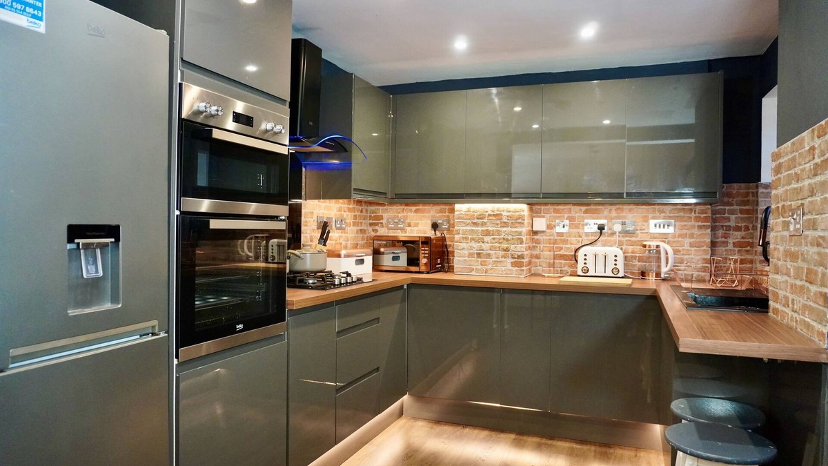 Playhatch House | NEW Modern 4-Bed House, Deluxe Living, 3 Bathrooms