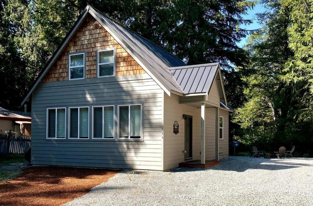 Paradise Estates House | NEW Modern Cabin! 5mi to Mt Rainier National Park! Hot Tub & Wifi