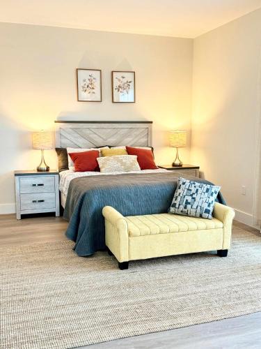 Parkside Apartment | NEW Modern Condo FREE Parking & High Speed Wifi