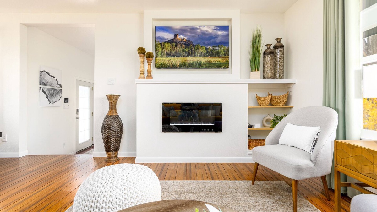 Montrose House | New! Modern country living, 4br