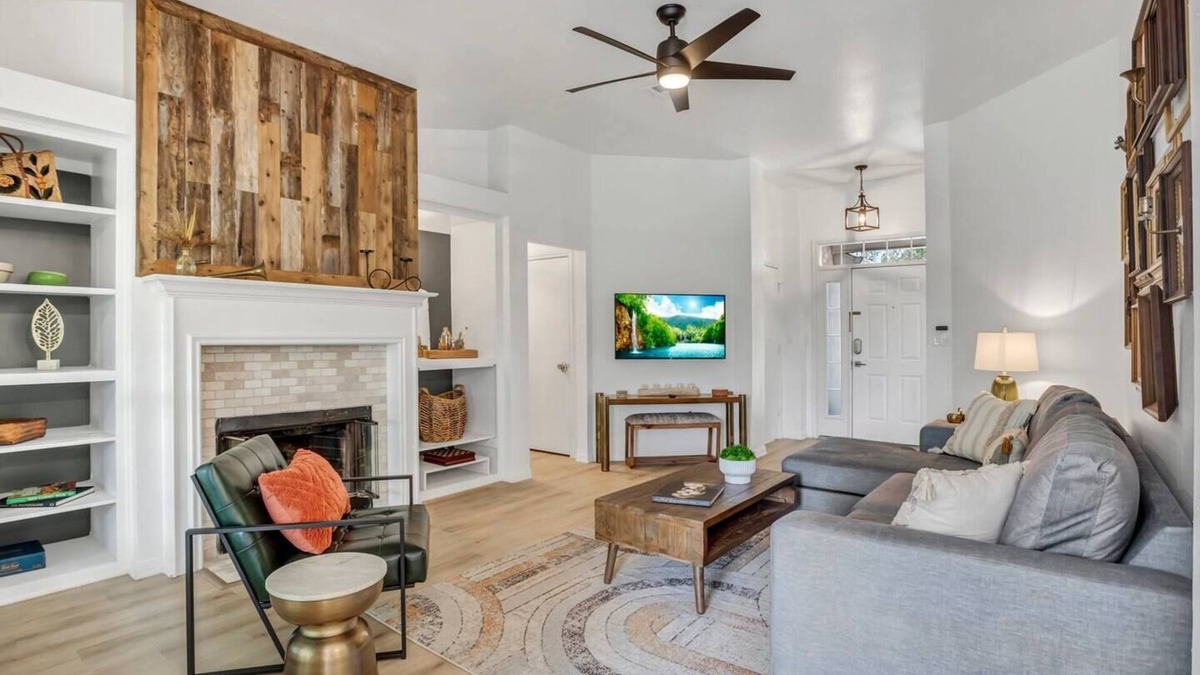 Temple House | NEW! Modern & Cozy Home w/Firepit