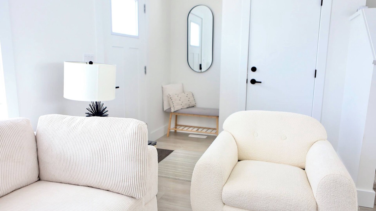 Saskatoon House | *NEW* Modern House With Private Hot Tub & Parking