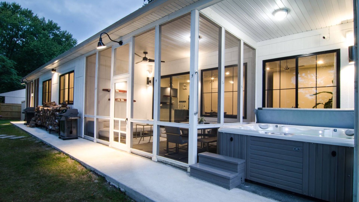 Monticello House | NEW modern lake house + apt for 15: HOT TUB, beach, firepit, playground, games!