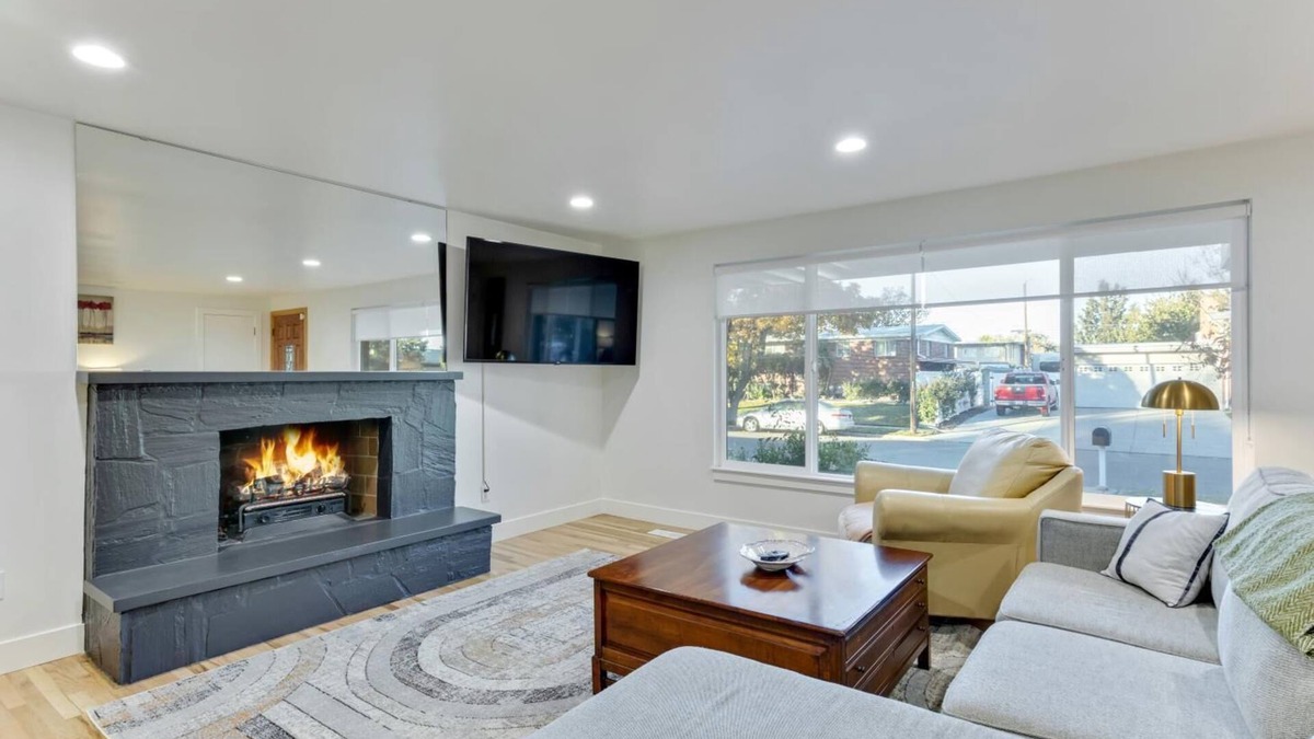 Murray House | NEW! Modern Mountain 5BR Getaway, 15-40 minutes from 7 ski resorts Sleeps 12