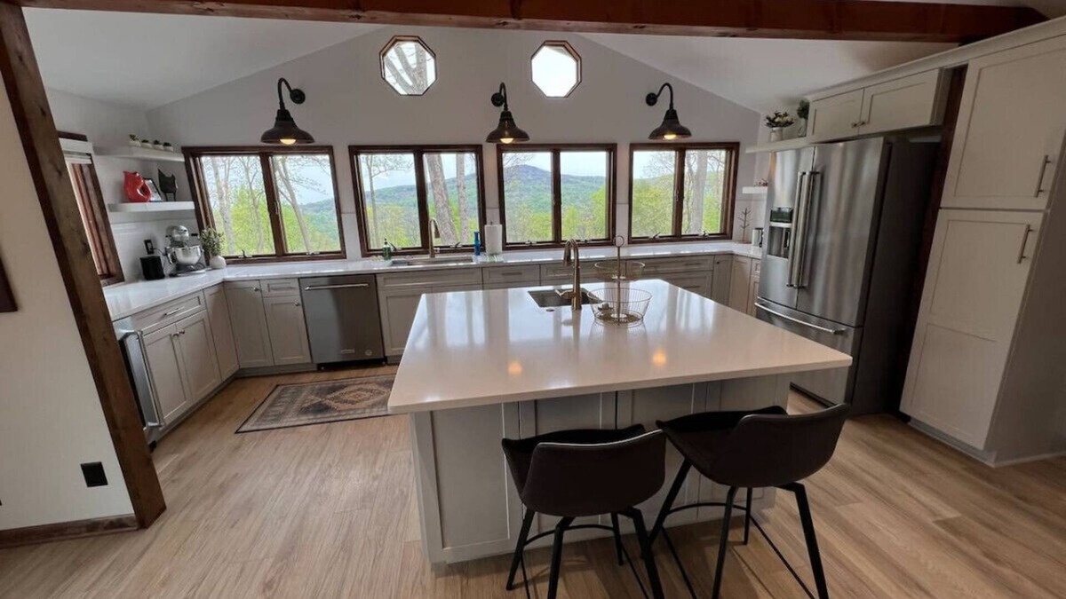 Chester Gap Apartment | New - Modern Mountain Retreat w/Hot tub and view!