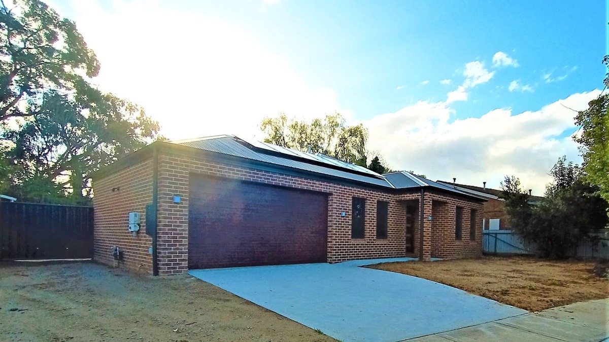 Glenroy House | New, Modern Property built in 2021 * Close to Town