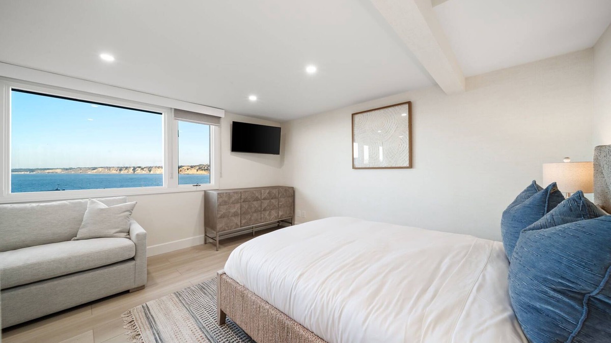Village of La Jolla Apartment | New - Modern Studio - Stunning Ocean View