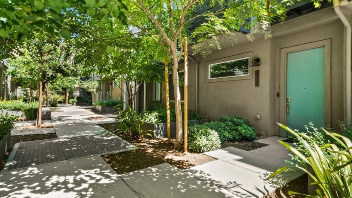 West Oakland House | New Modern townhome three-level in home parking 2+3 bathroom