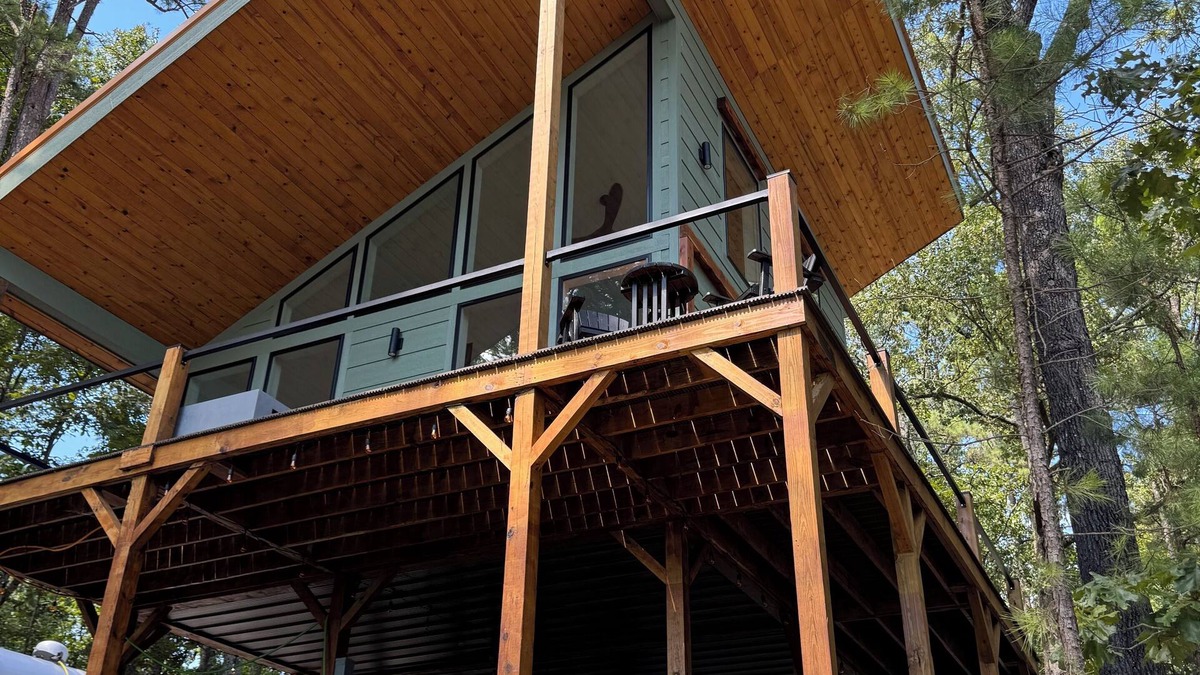 Elizabeth Cabin | New Modern Treehouse Cabin with Hot Tub on Norfork Lake- Ozark Mountains-Remote