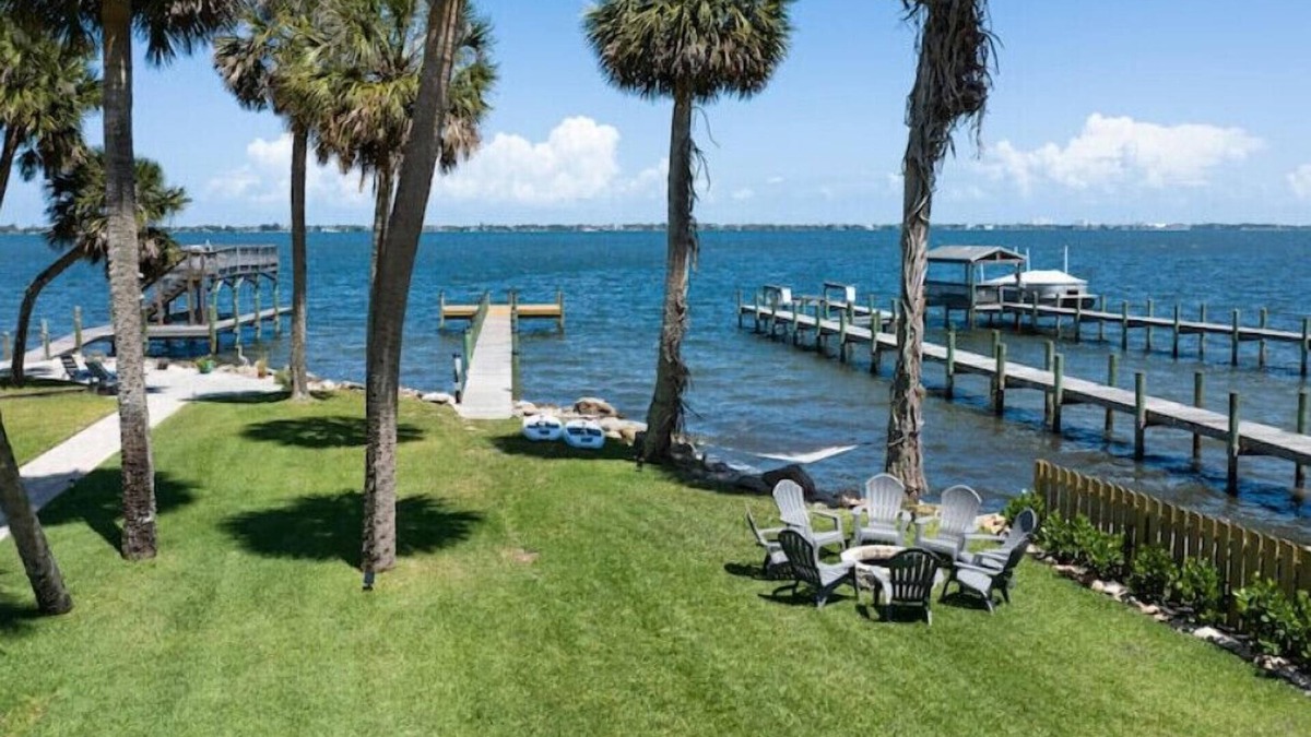 Tropic House | New Modern Waterfront Bungalow Retreat n+ Tropical Vibes + Fishing Paradise!