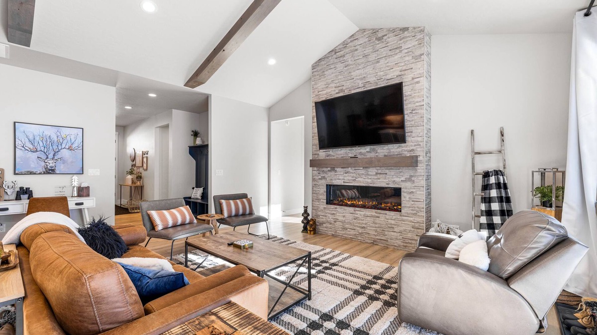 Cascade House | New Mountain Bluebird - walk to lake, golf, and town - game rm - family friendly - sleeps 14