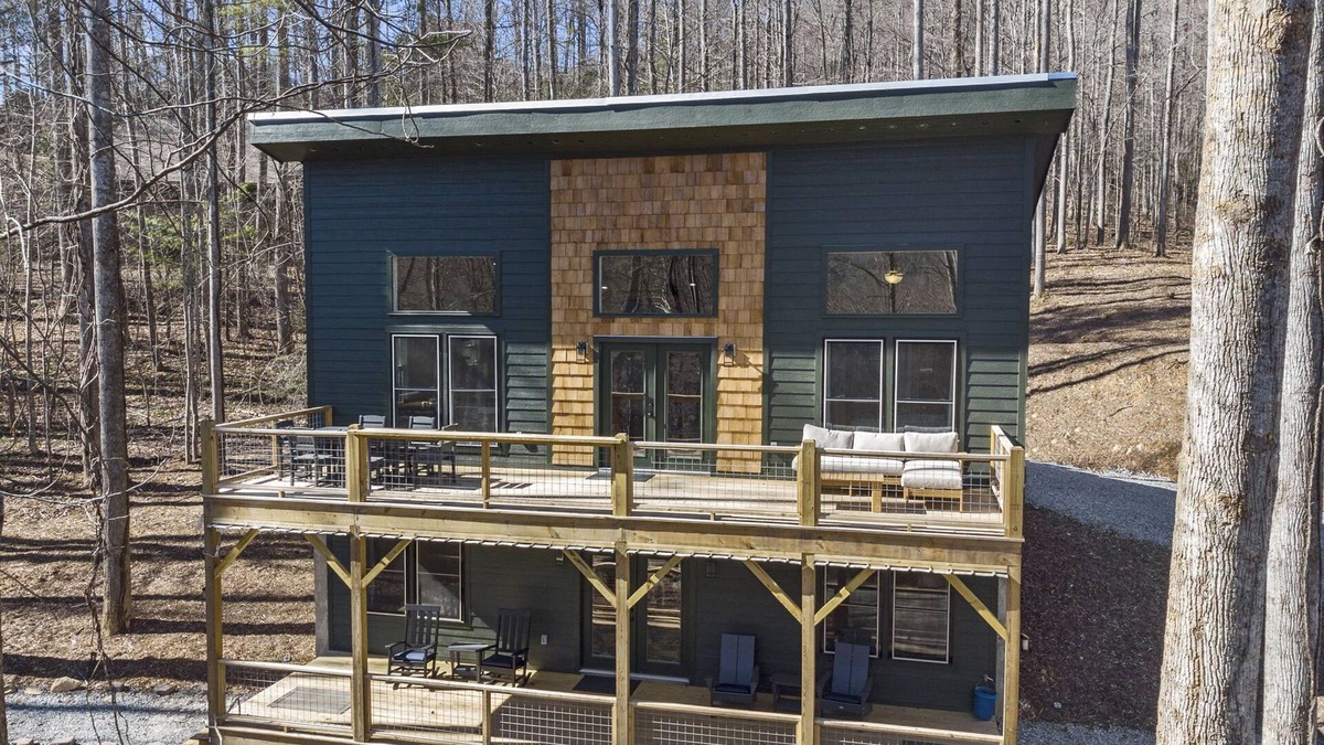 Frank House | NEW Mountain Modern Hideaway! - Walk to Disc Golf