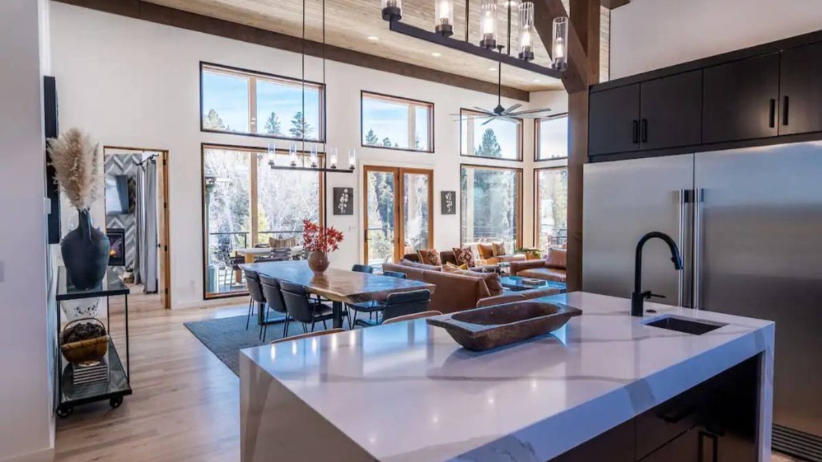 Victor House | NEW! Mountain Modern Retreat w/Jacuzzi