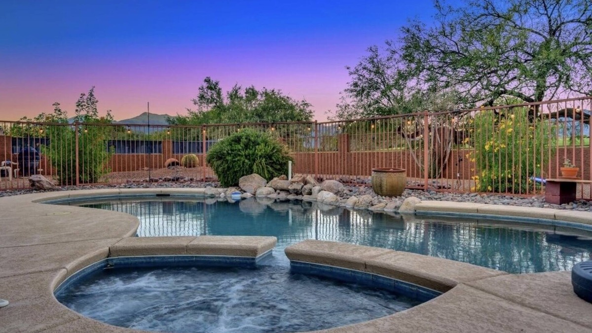 Sierra Vista House | NEW Mountain View 4 BDRM Home with Pool & Spa, right on a Golf Course