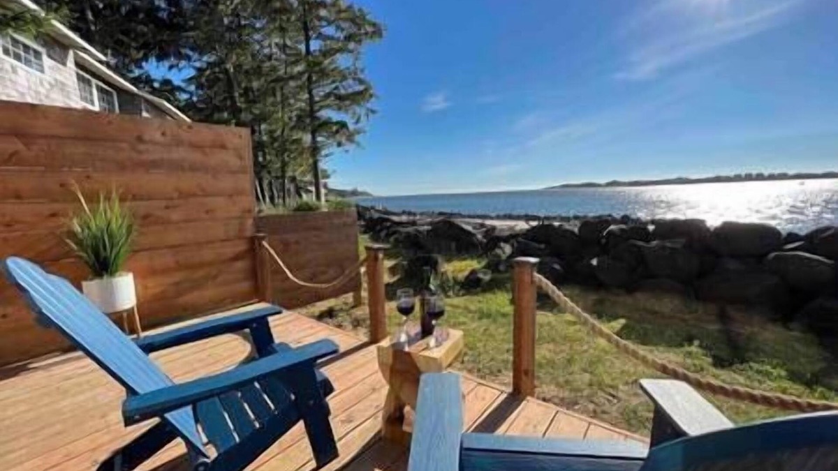 Waldport House | New! Oceanfront Romantic Retreat/Outdoor Jacuzzi