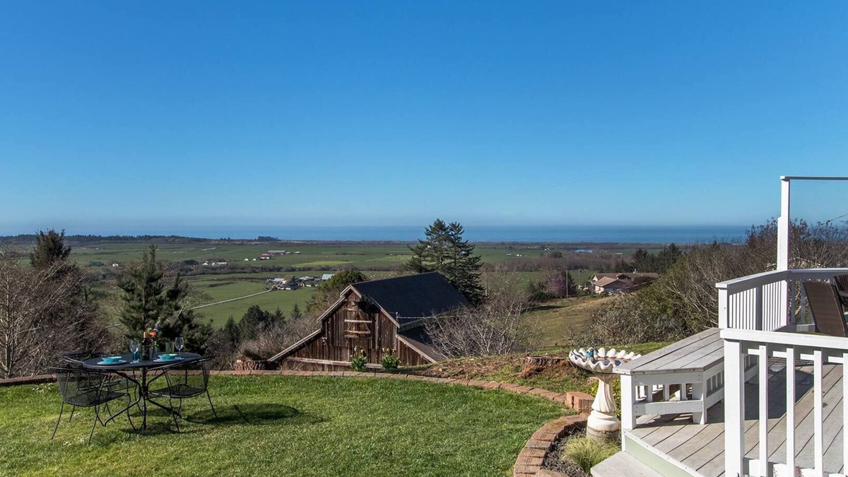 McKinleyville House | New! Oceanview Guesthouse