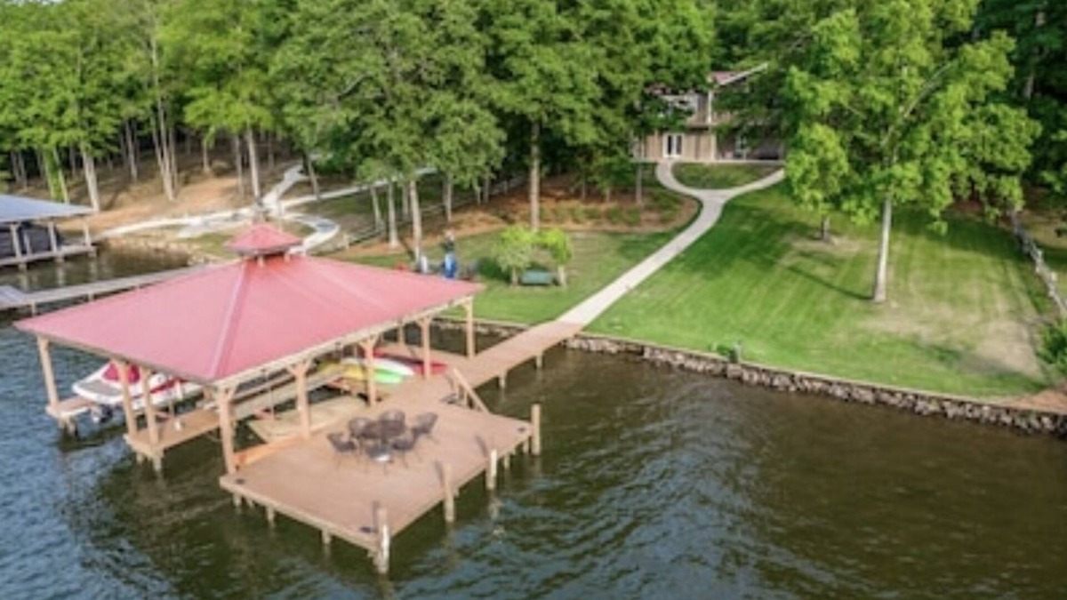 Eatonton House | NEW OWNERS: Family Lakefront Retreat: huge dock/kayak/fish/fire pit/amenities