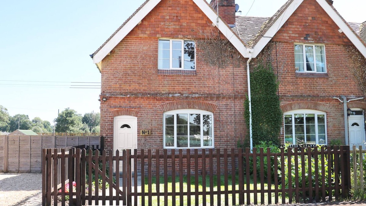 New Forest District Cottage | NEW PARK FARM COTTAGE, pet friendly, with open fire in Brockenhurst