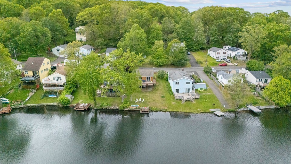 Plymouth House | NEW! Peaceful lakefront Getaway house